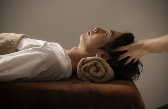 水やオイルを使わないオールハンドのヘッド施術｜茨城でドライヘッドスパなら頭眠